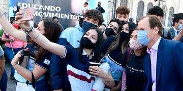 Gustavo Bordet recorrió la Feria "Becario te Muestra"