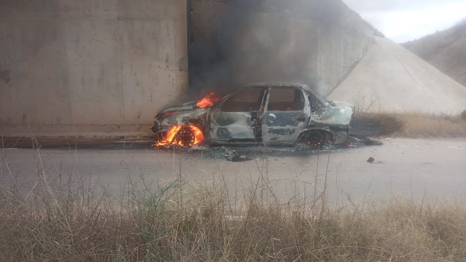 La Francia: se incendió el automóvil y el conductor sufrió quemaduras graves y las vías aéreas comprometidas