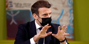Emmanuel Macron aseguró que quiere "enfadar" a los anti vacunas tras un nuevo récord de casos (AP)