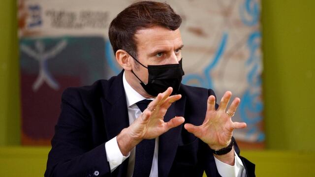 Emmanuel Macron aseguró que quiere "enfadar" a los anti vacunas tras un nuevo récord de casos (AP)