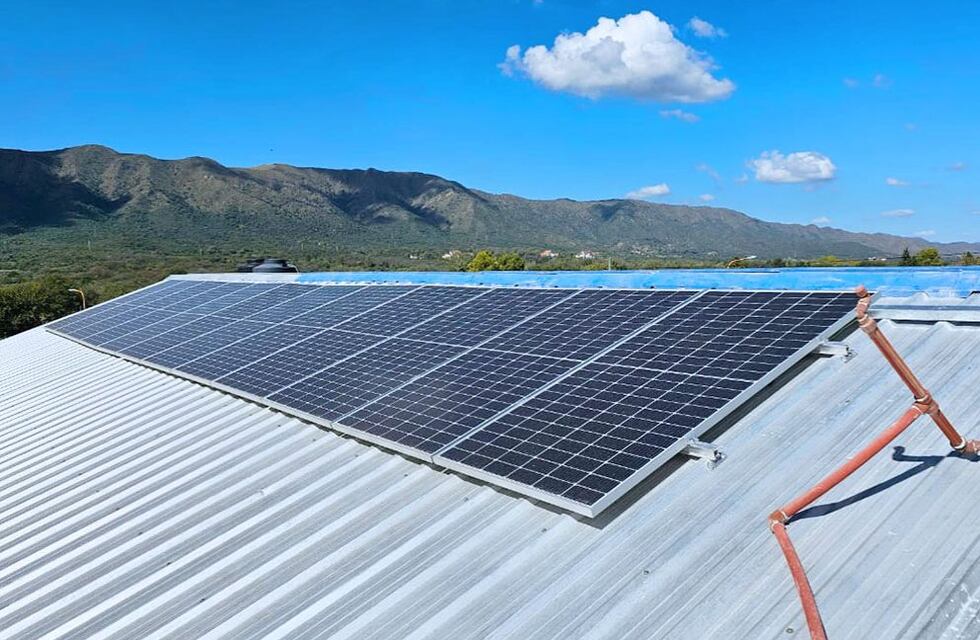 Punilla: instalan paneles solares en una escuela para compensar la huella de carbono del Cosquín Rock