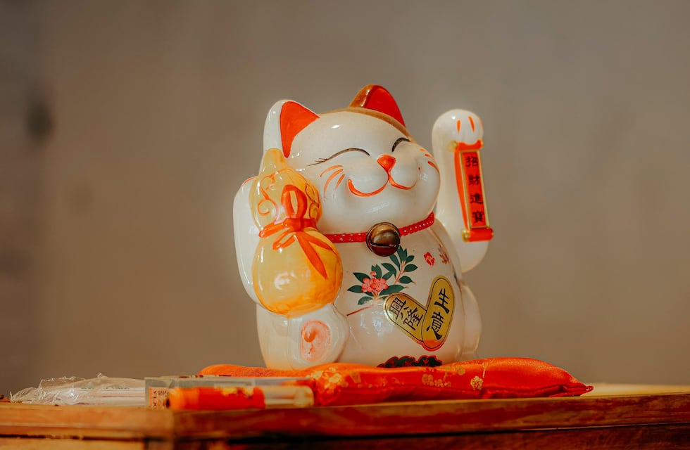 Dónde ubicar el gato de la fortuna en el hogar para atraer abundancia, según el Feng Shui