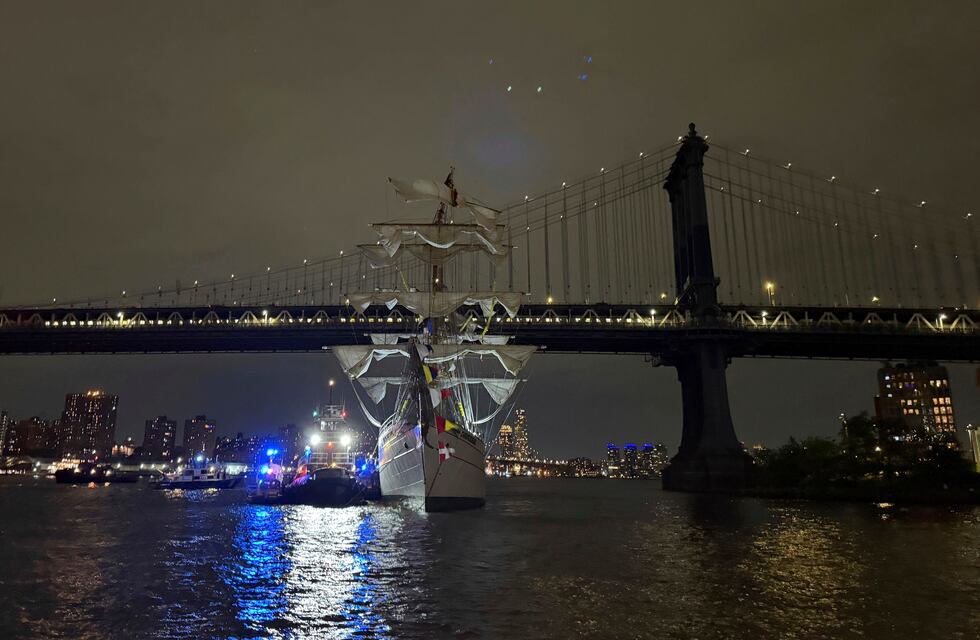 Un buque mexicano impactó contra el puente de Brooklyn: hay dos muertos y varios heridos