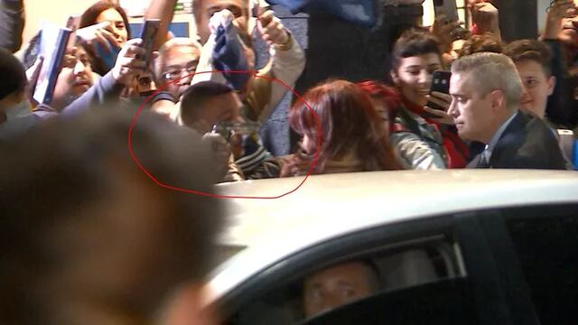 Le apuntaron con un arma a Cristina Kirchner. (Captura de video)
