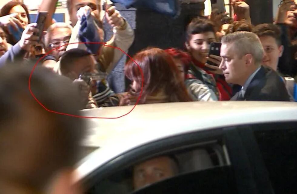 Quién es el hombre que apuntó a Cristina Kirchner con un arma en la puerta de su casa