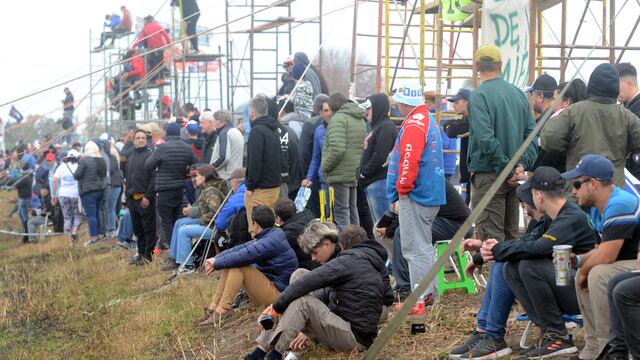 Una multitud en el Autódromo "Ciudad de Rafaela", mirando la carrera del Turismo Carretera