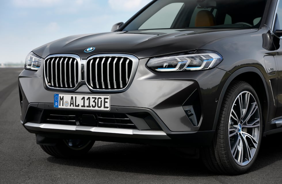 Uno por uno los vehículos que tiene asignado Oscar González y otros cinco legisladores