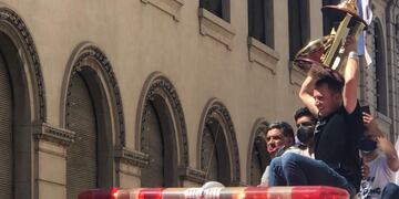 Mariano Werner recorrió las calles de su ciudad a bordo de una autobomba de Bomberos Voluntarios