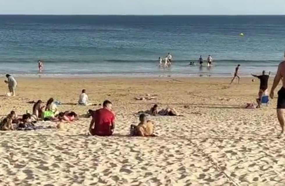 Un cordobés fue a la playa en Portugal, se cruzó a dos jugadores de la Selección y le pasó algo inesperado