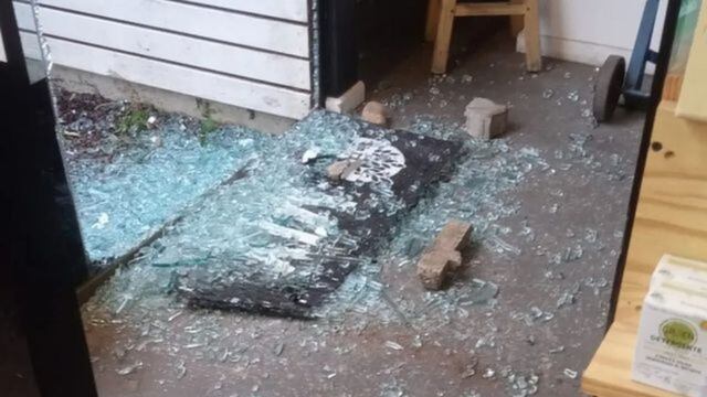 Los delincuentes rompieron un vidrio de tres metros de altura.