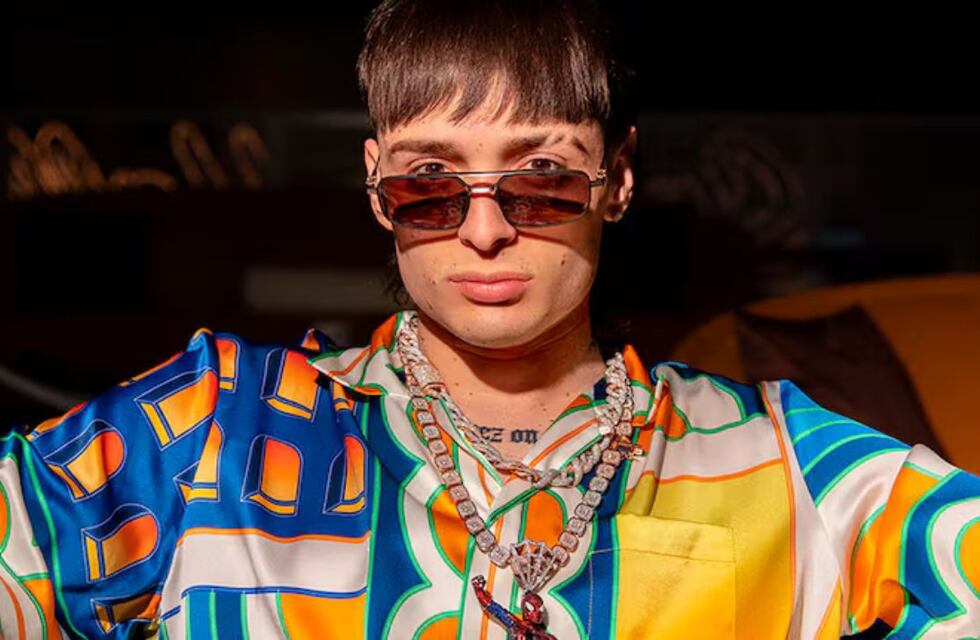 Tras engañar a Nicki Nicole, ¿con qué otra famosa cantante se besó Peso Pluma?