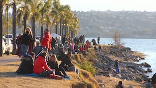 Solcito. En Carlos Paz, los turistas aprovecharon ayer los rayos de sol para calentarse junto al lago. (La Voz)
