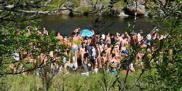 Aglomeración de jóvenes en las costas del río San Antonio.