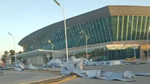 Los vientos en Comodoro Rivadavia volaron el techo del aeropuerto.