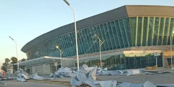 Los vientos en Comodoro Rivadavia volaron el techo del aeropuerto.