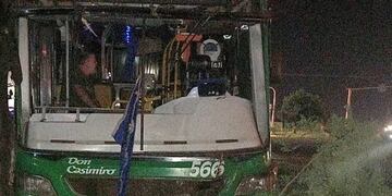 Posadas: colectivo urbano protagonizó un accidente de tránsito y la empresa responsabilizó al chofer.