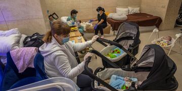 Bebés subrogados en un refugio antibombas en Kiev.