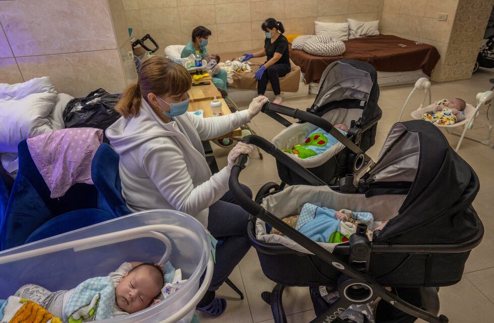 Ucrania: 20 bebés subrogados esperan por sus padres en un refugio antibombas en Kiev