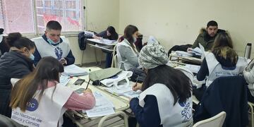 Censistas en escuela Ipem 302 Anexo Villa Allende.