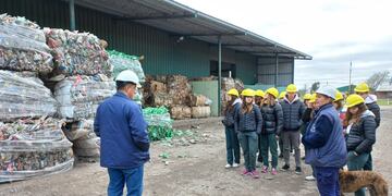 Alumnos del  Colegio Jesús Adolescente visitaron la Planta de Separación de Residuos Sólidos Urbanos de Tres Arroyos