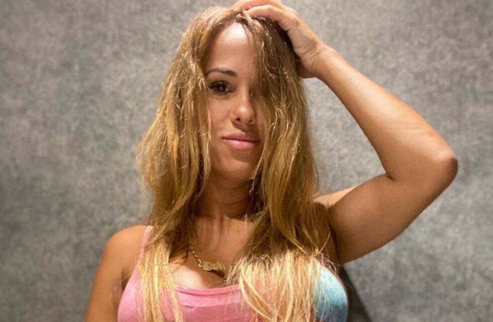 En medio de rumores de separación, Barby Silenzi se mostró al sol radiante con una microbikini colorida