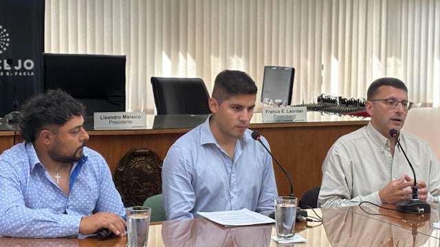 Ignacio Giménez y Martín Rodríguez junto a Lisandro Mársico, presidente del Concejo Municipal de Rafaela.
