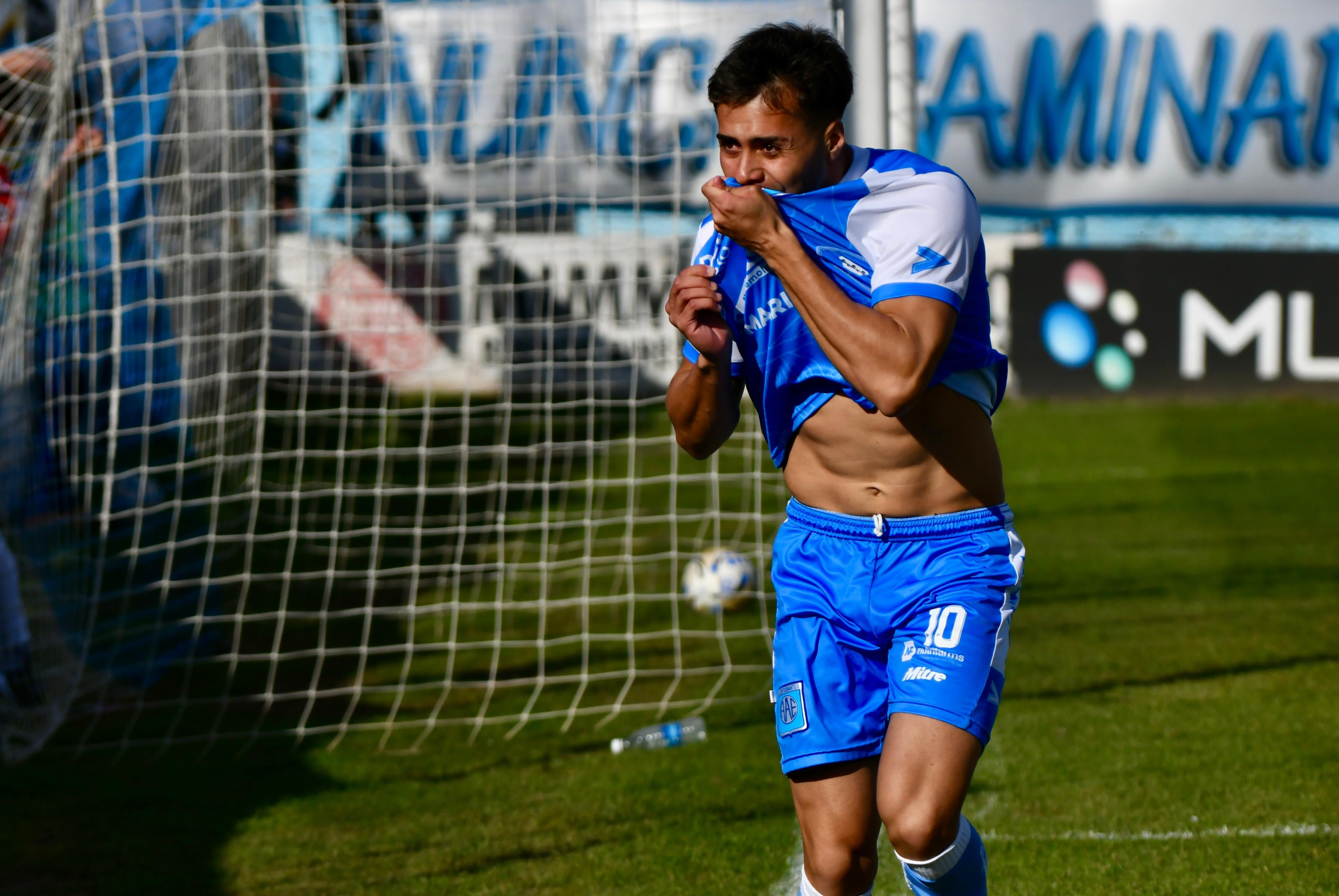 Estudiantes de Río Cuarto le ganó a Talleres de Remedios de Escalada. (Tommy Fragueiro / La Voz)