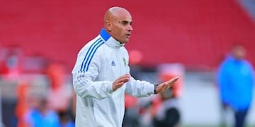 Jorge Martínez, el actual DT del plantel femenino, acusado de abuso sexual.