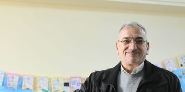 Alcides Calvo emitiendo su voto