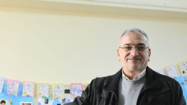 Alcides Calvo emitiendo su voto