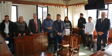 Los acusados -junto a sus abogados defensores-, al momento de escuchar la sentencia de prisión perpetua que les fue impuesta por el Tribunal en lo Criminal Nº 1 de Jujuy, por el asesinato de un productor tabacalero en 2021.