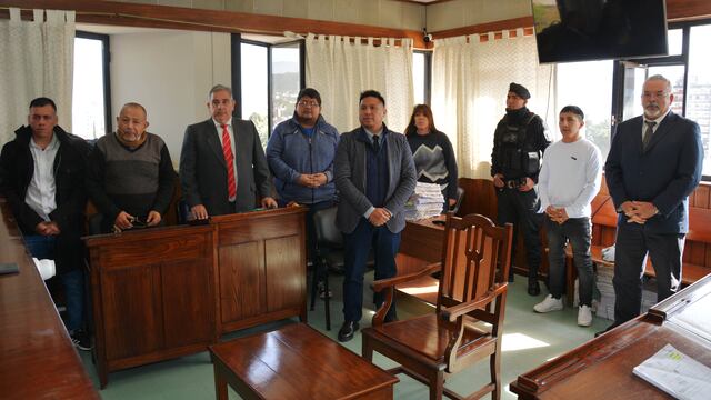 Los acusados -junto a sus abogados defensores-, al momento de escuchar la sentencia de prisión perpetua que les fue impuesta por el Tribunal en lo Criminal Nº 1 de Jujuy, por el asesinato de un productor tabacalero en 2021.