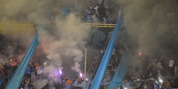 La hinchada de Belgrano en Rosario. Impactante (José Gabriel Hernández / La Voz).