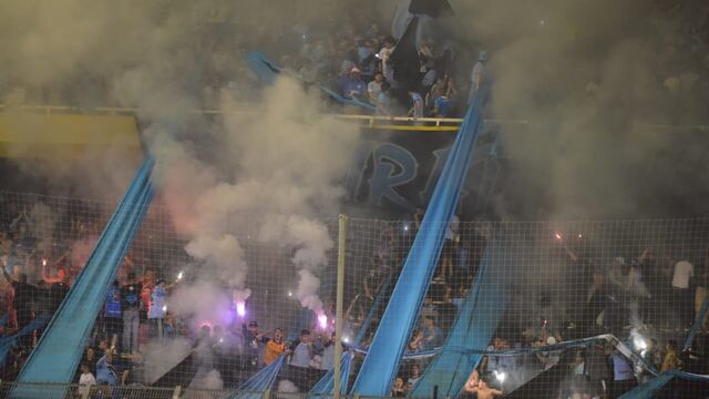 La hinchada de Belgrano en Rosario. Impactante (José Gabriel Hernández / La Voz).