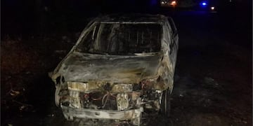 Los ladrones incendiaron el Fiat Palio después del asalto en Biedma y Pueyrredón.