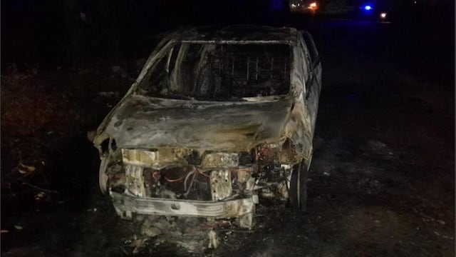 Los ladrones incendiaron el Fiat Palio después del asalto en Biedma y Pueyrredón.