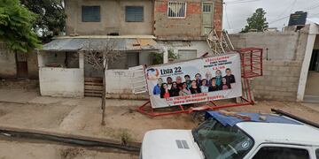 Registro de Google Maps de la vivienda allanada. Al frente, el cartel de la lista 22 de la elección vecinal (captura de pantalla).