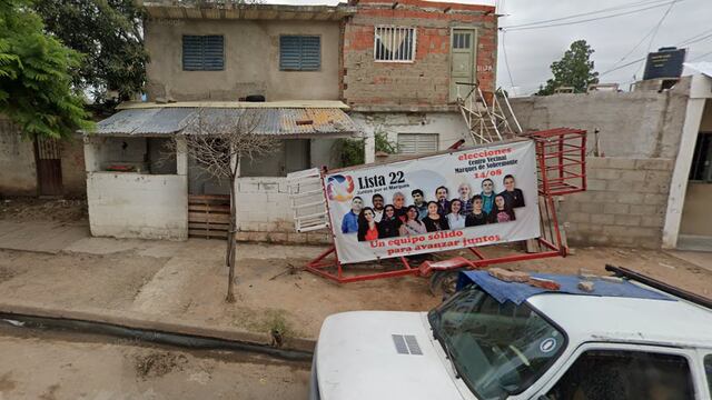 Registro de Google Maps de la vivienda allanada. Al frente, el cartel de la lista 22 de la elección vecinal (captura de pantalla).