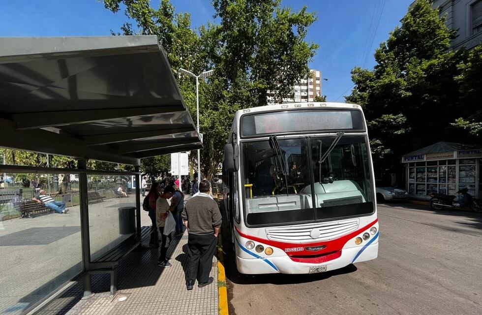 Esperaba el colectivo y murió atropellado por uno: qué se sabe del trágico hecho en Córdoba