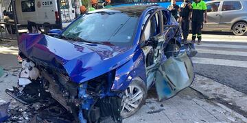 El Peugeot 208 destrozado tras el impacto. (Telefe Rosario)