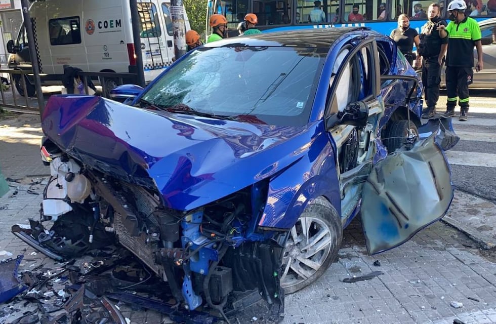 Cruzó dos semáforos en rojo a 120 km/h y provocó un gravísimo siniestro vial