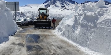 Continúan los trabajos sobre la ruta Ruta Nacional 145 la cual fue despejada y la Ruta 115 Chile.