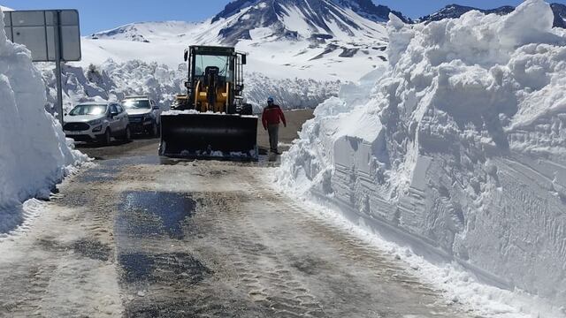 Continúan los trabajos sobre la ruta Ruta Nacional 145 la cual fue despejada y la Ruta 115 Chile.