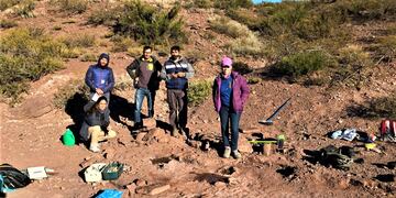 Dan a conocer un yacimiento con huellas de dinosaurios en Neuquén. (Twitter: @prensaunco)