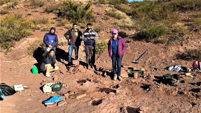Dan a conocer un yacimiento con huellas de dinosaurios en Neuquén. (Twitter: @prensaunco)