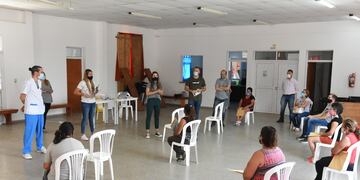 Capacitación sobre dengue en el barrio 2 de abril a cargo de Paz Caruso y Martín Racca