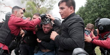 Sergio Berni, el ministro de Seguridad de la provincia de Buenos Aires, en el centro, es extraído de una protesta en Buenos Aires, el lunes 3 de abril de 2023. Berni fue atacado durante una protesta de conductores de autobuses luego del asesinato de un compañero de trabajo. (AP Foto/Andrés Pelozo)
