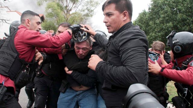 Sergio Berni, el ministro de Seguridad de la provincia de Buenos Aires, en el centro, es extraído de una protesta en Buenos Aires, el lunes 3 de abril de 2023. Berni fue atacado durante una protesta de conductores de autobuses luego del asesinato de un compañero de trabajo. (AP Foto/Andrés Pelozo)
