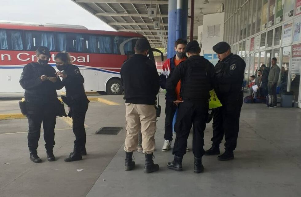 Confusa situación en la Terminal entre un adulto y una menor boliviana