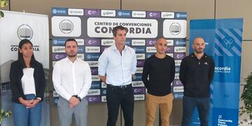 Cresto junto a las nuevas autoridades de la Secretaría de Deportes de Concordia.